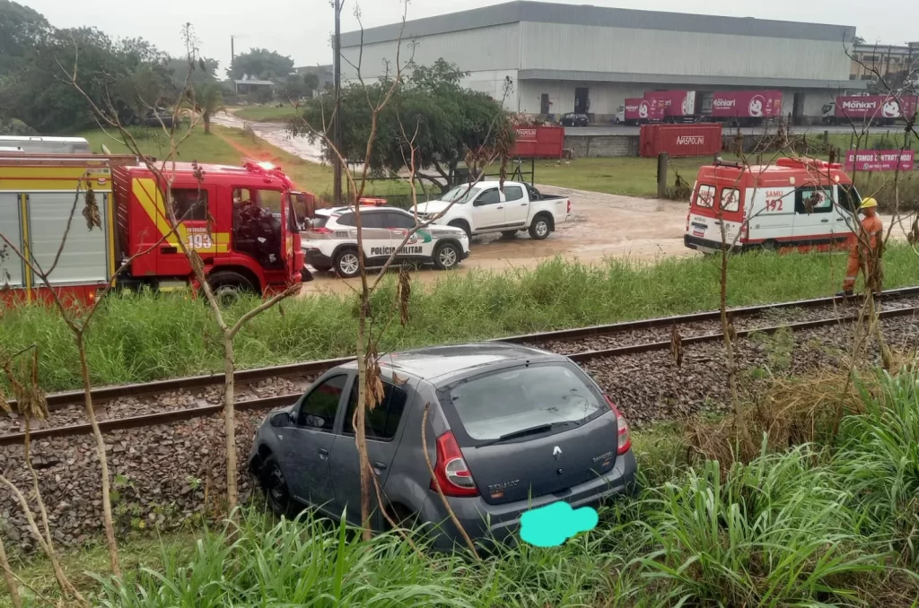 Veículo caído próximo ao trilho em Içara