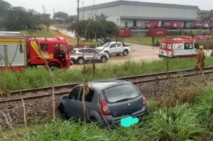 Motorista perde controle e cai no trilho em Içara