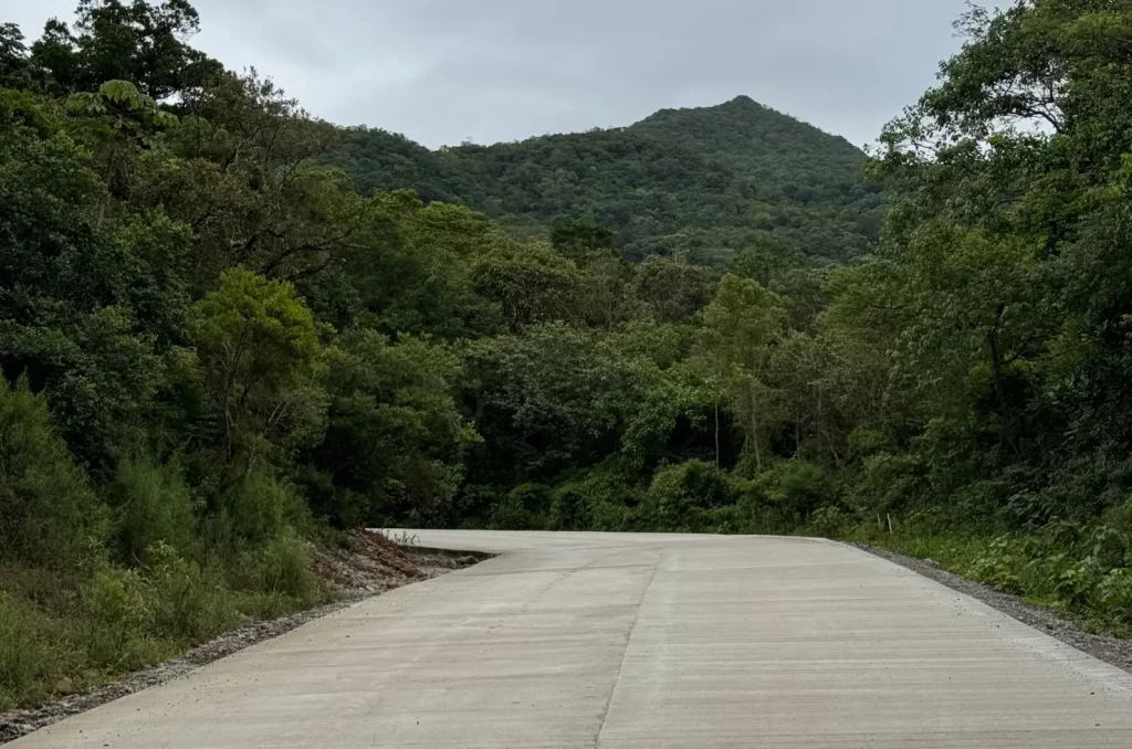 Trecho concretado da Serra do Faxinal, sem sinalização