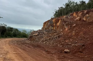 Trecho onde é necessário realizar detonação de rocha na Serra do Faxinal