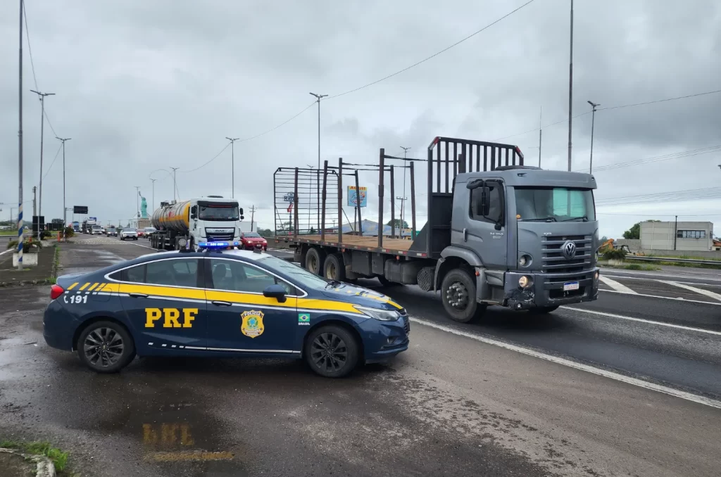 Veículos estrangeiros são fiscalizados durante operação conjunta da PRF e Detran-SC para cobrança de multas pendentes nas rodovias