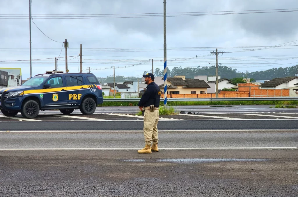 Veículos estrangeiros são fiscalizados durante operação conjunta da PRF e Detran-SC para cobrança de multas pendentes nas rodovias