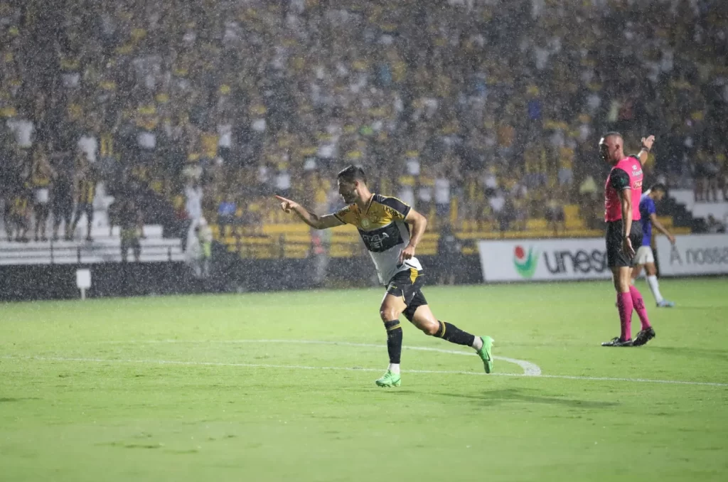 Fellipe Mateus durante partida do Criciúma contra o Barra