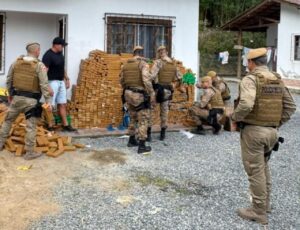 Vídeo: PM apreende R$ 10 milhões em drogas em Ilhota
