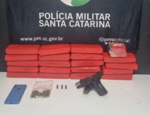 PM apreende pistola e 11 quilos de maconha em Itajaí