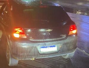 PM de Itajaí recupera veículo e prende suspeitos