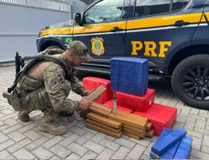 PRF intercepta carga de maconha em Barra Velha