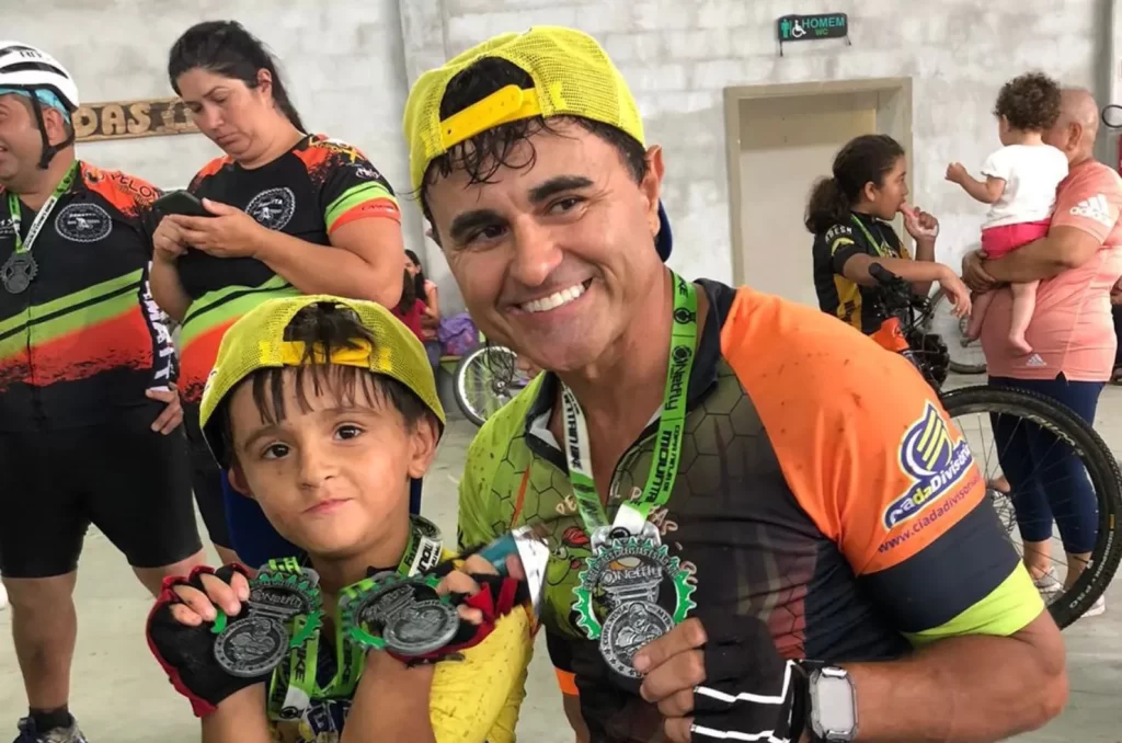Pai e filho de Içara comemorando o pódio na Copa Ninja de MTB