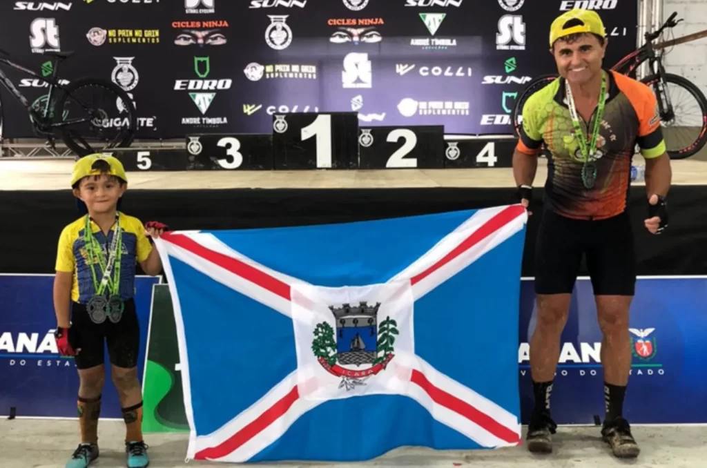 Pai e filho de Içara comemorando o pódio na Copa Ninja de MTB