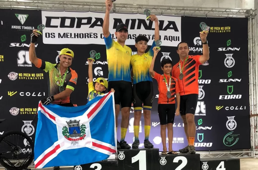Pai e filho de Içara comemorando o pódio na Copa Ninja de MTB