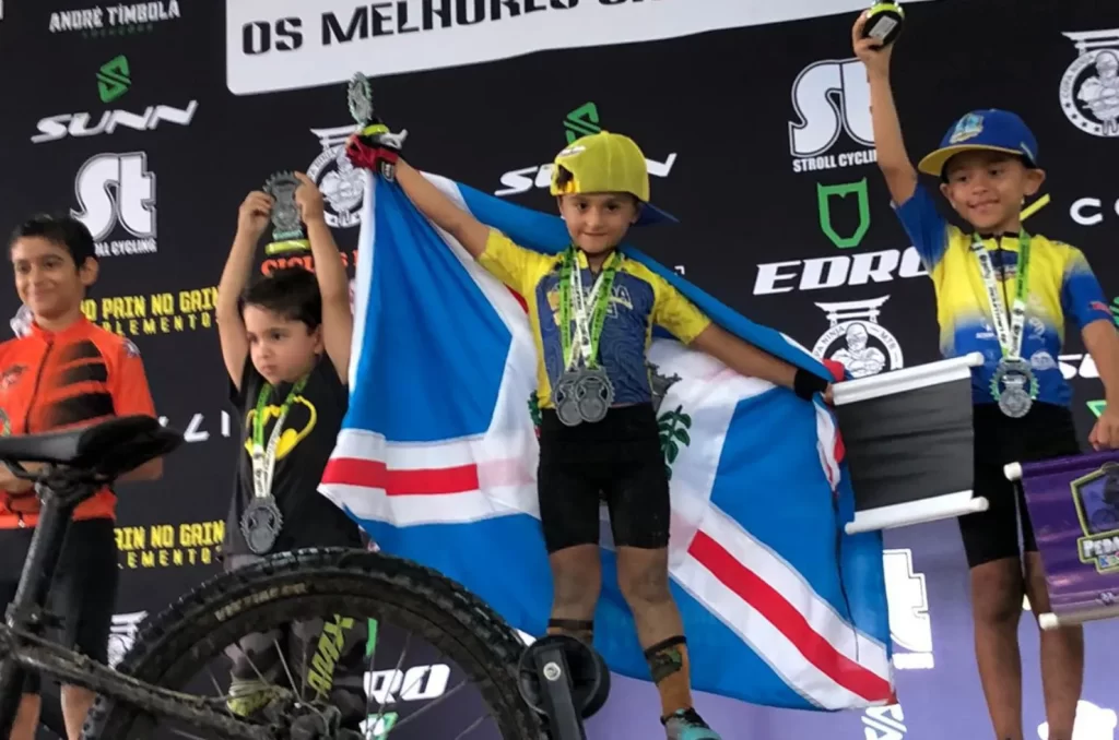 Pai e filho de Içara comemorando o pódio na Copa Ninja de MTB