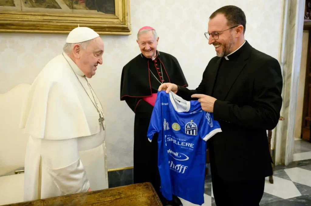 Papa Francisco recebendo a camisa do Caravaggio