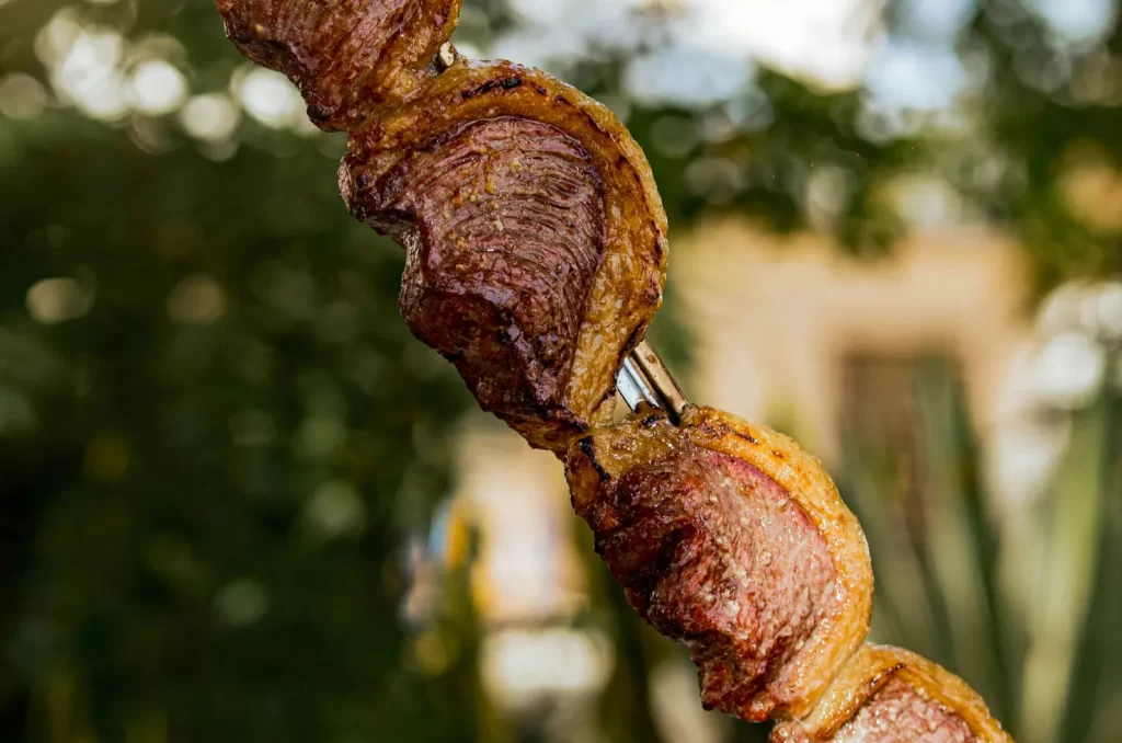 Ilustração de uma picanha no espeto