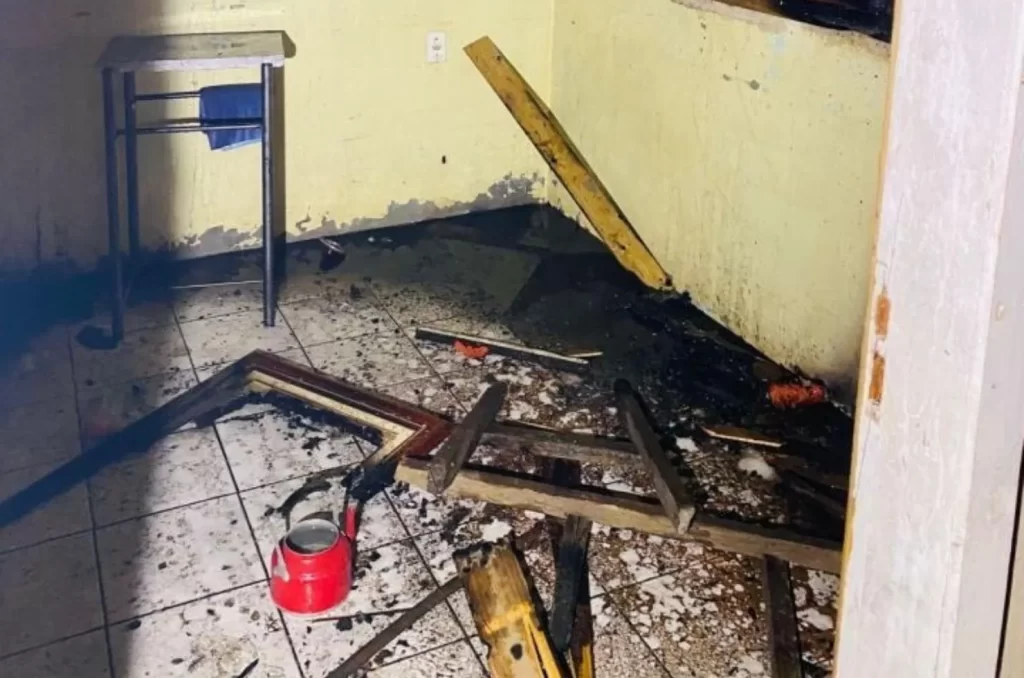 Policiais salvam idosa de incêndio em Araranguá, na véspera de ano novo