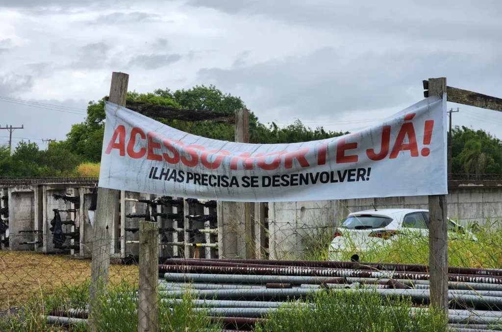 Travessia de balsa no Rio Araranguá devido à paralisação das obras da ponte entre Morro dos Conventos e o Distrito de Hercílio Luz