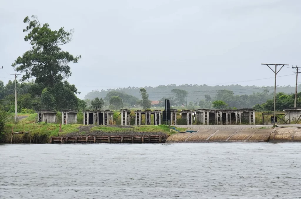 Travessia de balsa no Rio Araranguá devido à paralisação das obras da ponte entre Morro dos Conventos e o Distrito de Hercílio Luz