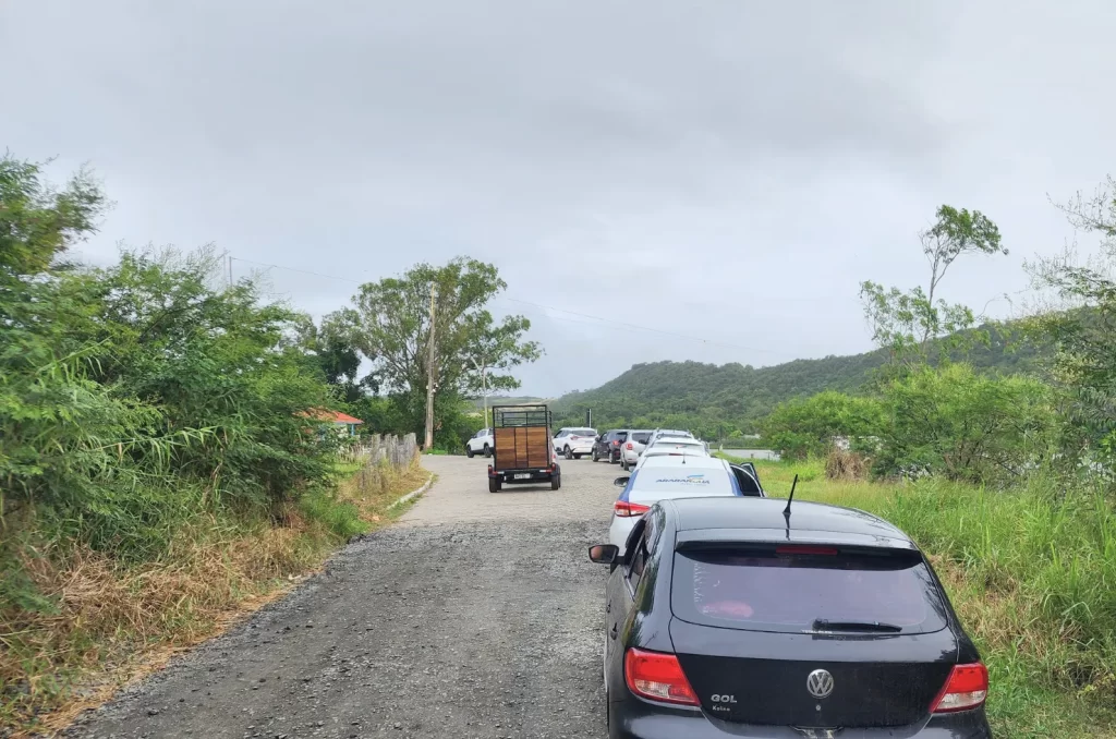 Travessia de balsa no Rio Araranguá devido à paralisação das obras da ponte entre Morro dos Conventos e o Distrito de Hercílio Luz