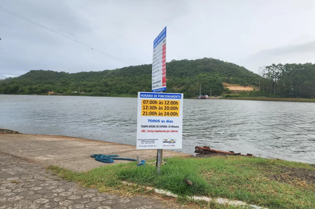 Travessia de balsa no Rio Araranguá devido à paralisação das obras da ponte entre Morro dos Conventos e o Distrito de Hercílio Luz