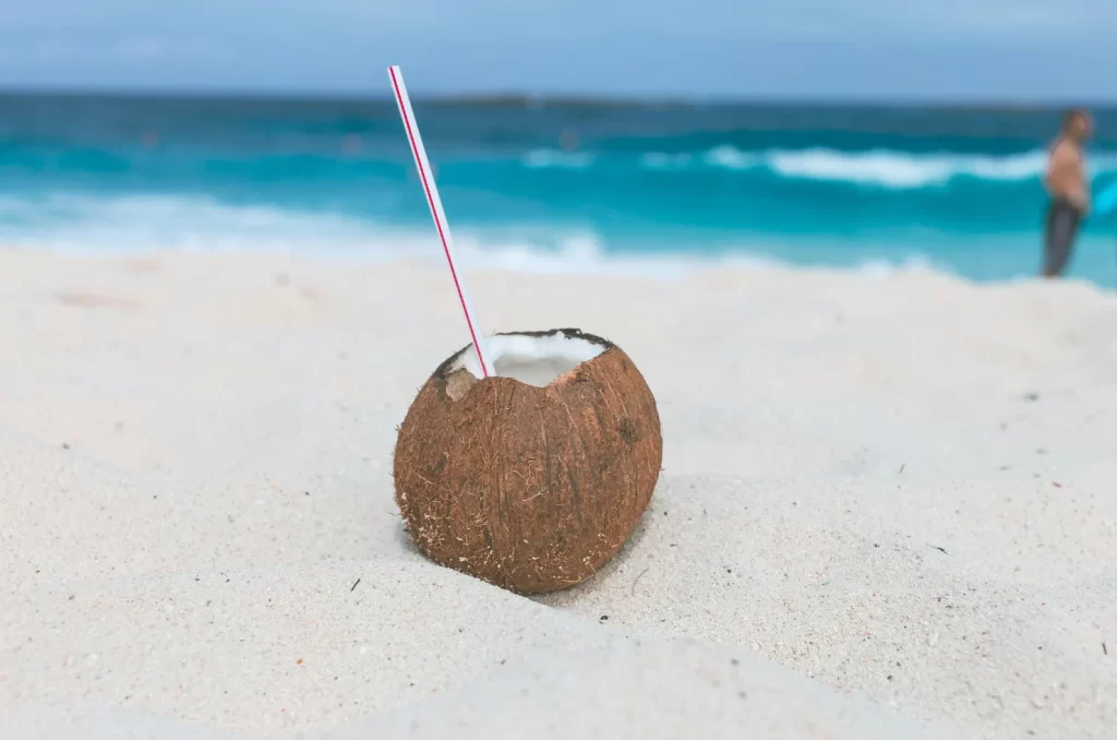 Imagem de uma água de coco na praia