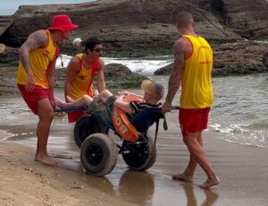Projeto Praia Acessível faz a diferença na vida de idosos