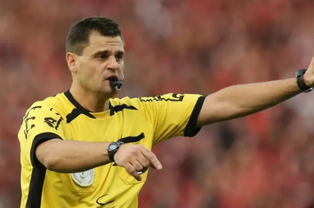 Rafael Traci apitando um jogo