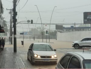 Vídeo: Chuva intensa causa caos no Litoral Centro Norte