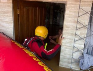 Bombeiros ativam unidades para atendimentos devido às chuvas  