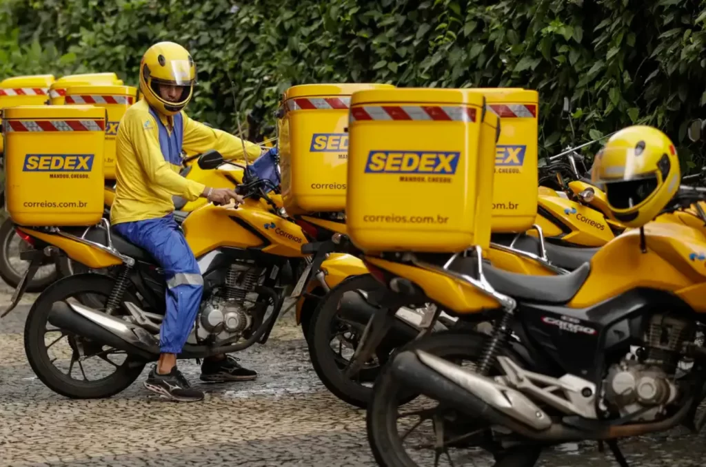 Um funcionário dos correios trabalhando