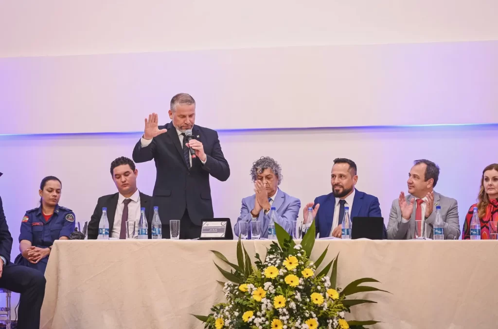 Salmir da Silva toma posse como prefeito de Biguaçu