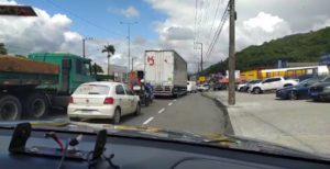 Colisão na BR-101 com carro e caminhão causa lentidão temporária