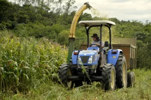 Siderópolis intensifica apoio à agricultura com maquinário