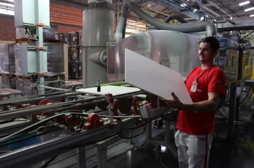 Sindicato fecha reajuste salarial de 6% para ceramistas de Criciúma e região