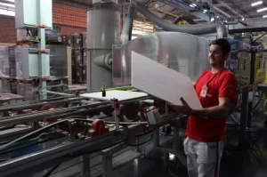 Sindicato fecha reajuste salarial de 6% para ceramistas de Criciúma e região