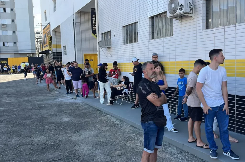 Torcedores fazem fila para garantir vagas de sócio do Criciúma
