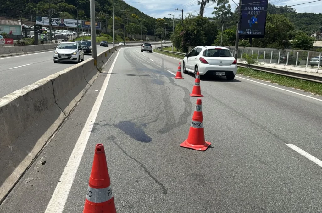 Trecho da SC-401 com óleo na pista