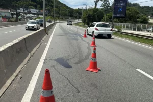 Trecho da SC-401 é interditado parcialmente por óleo na pista