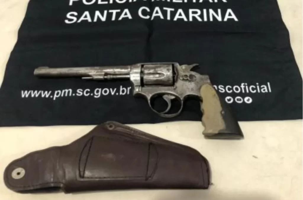 Troca de cavalo por revólver termina em prisão em Sombrio