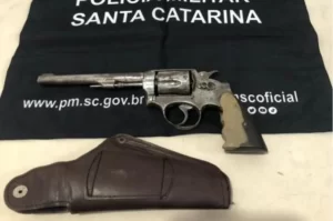 Troca de cavalo por revólver termina em prisão em Sombrio