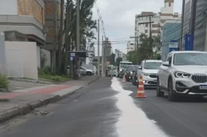Vazamento de óleo afeta trânsito na área central de Criciúma