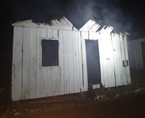 Residência é destruída por incêndio em Siderópolis