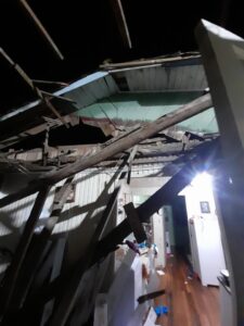 Proprietário derruba forro de imóvel ocupado por inquilino após desacerto em pagamentos de aluguel em Turvo