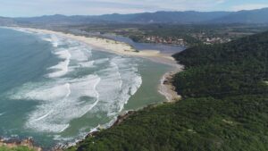 Relatório aponta 63% das praias catarinenses próprias para banho