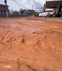 Caixa d’água da Casan transborda e deixa ruas cheias de barro em Forquilhinhas 
