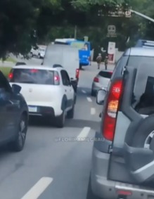 Mulher escapa de assalto em Florianópolis após pular de carro em movimento
