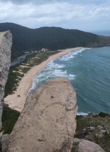 “Pedra do Surfista” é interditada por risco de tombamento na capital