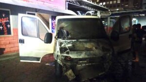 Bombeiros controlam incêndio em furgão no bairro Campinas