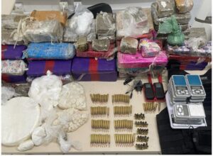 Mais de 50 quilos de drogas são encontrados em telhado de residência em Florianópolis