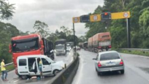 Novo acidente causa transtornos no Morro dos Cavalos nesta manhã