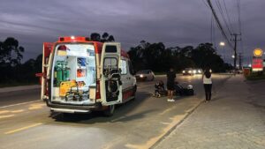 Motociclista fica ferido após colisão entre automóvel e motocicleta em Criciúma