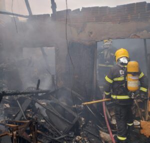 Incêndio de grandes proporções mobiliza guarnições dos bombeiros na Grande Florianópolis